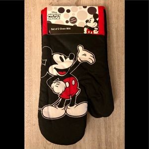 Disney Mickey Mouse 2 Kitchen Oven Mitts (NWT)